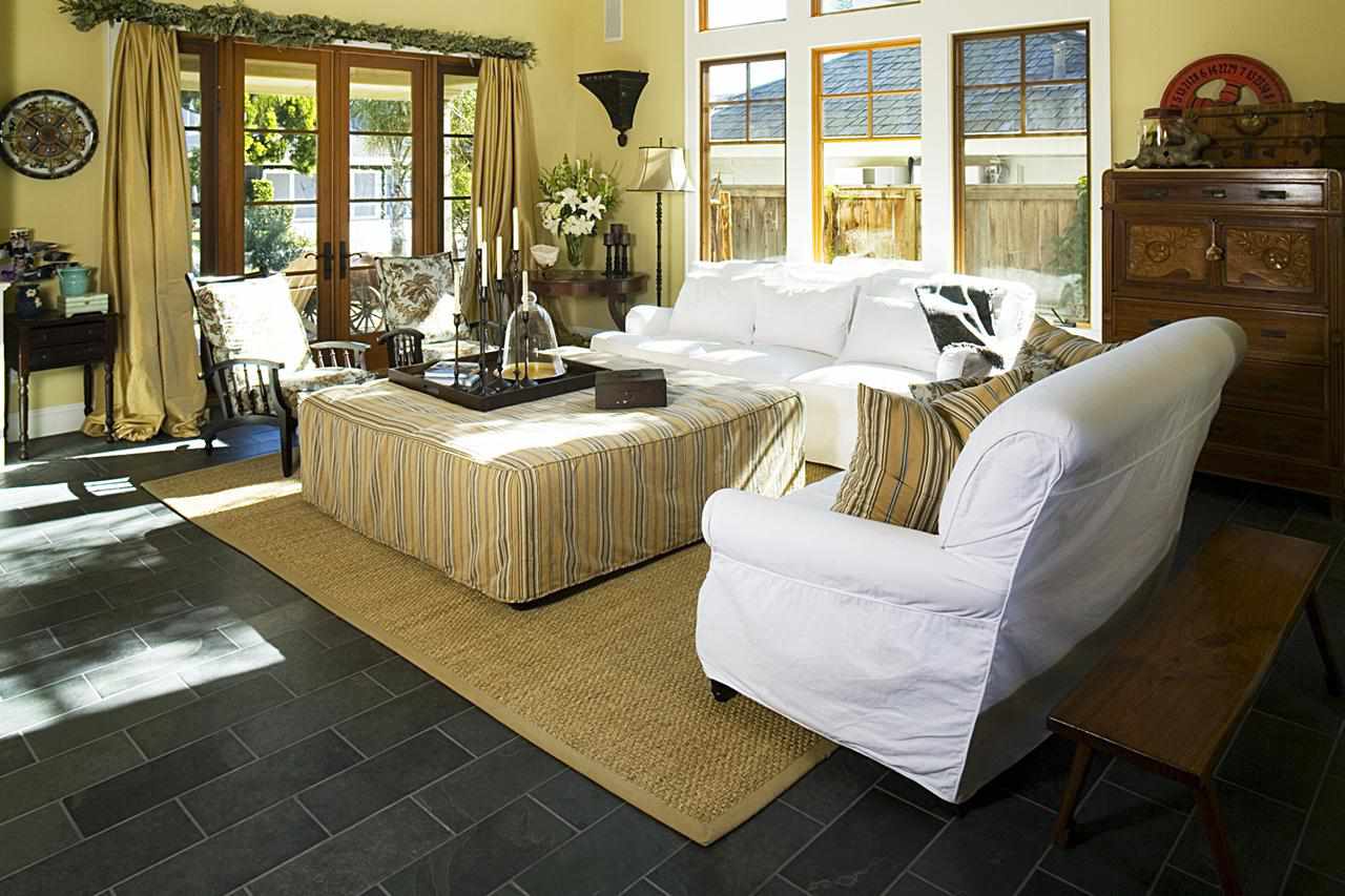 Muebles tapizados en salón con techo alto