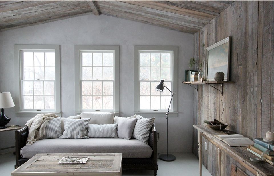 Sala de estar com paredes de madeira