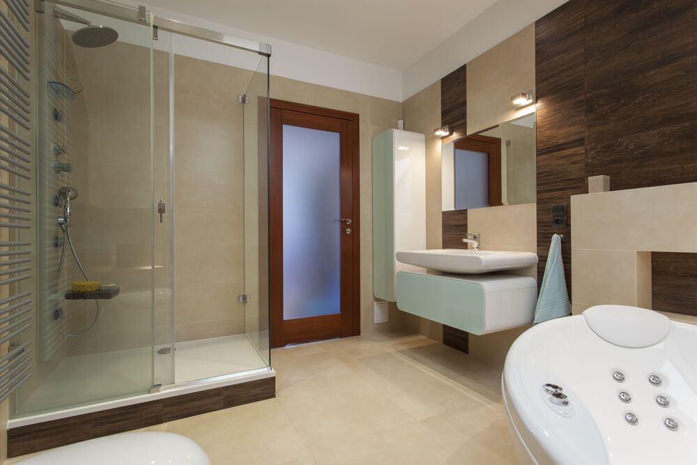 Holzwand in einem modernen Badezimmer