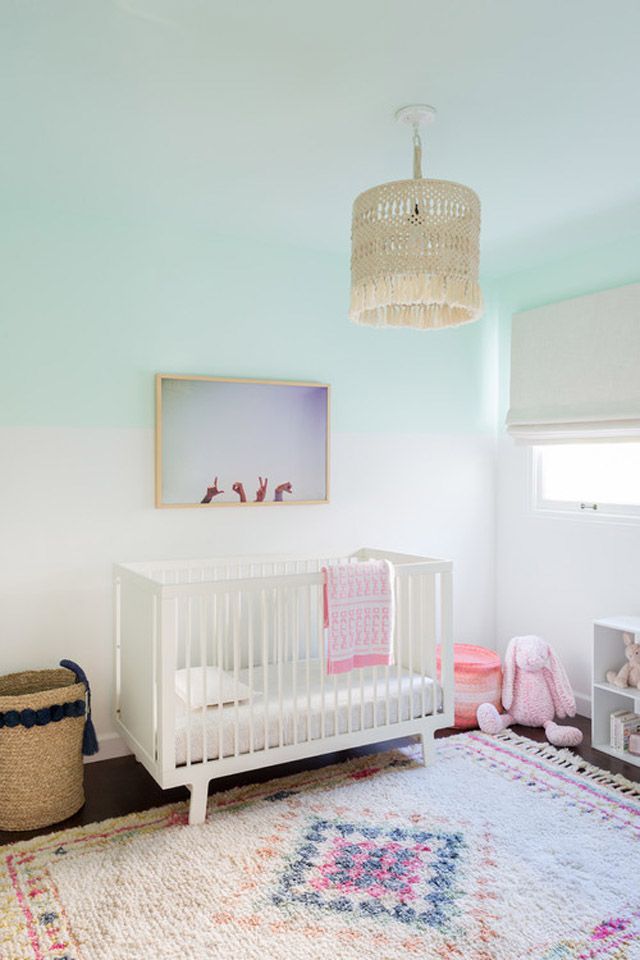 Pastellfarbenes Kinderzimmer am Strand mit Wänden mit Ombre-Effekt
