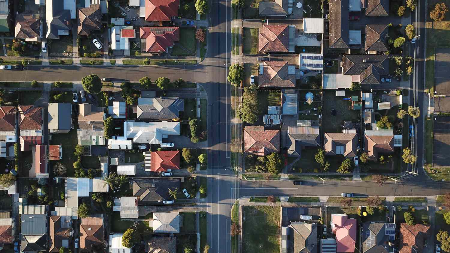 Luftbildansicht von T-Kreuzungen in einem Stadtviertel