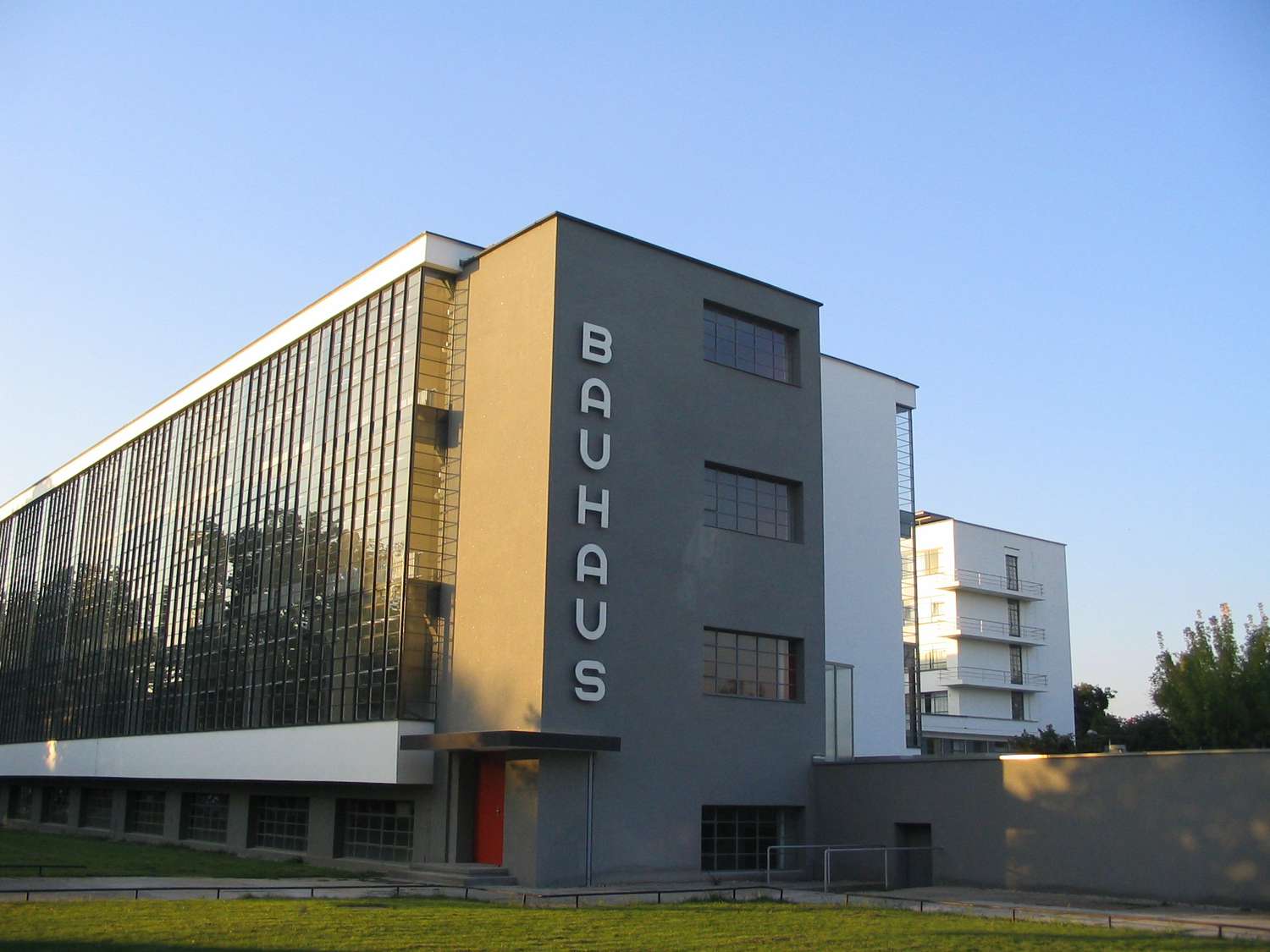 Bauhaus-Hauptgebäude, entworfen von Walter Gropius