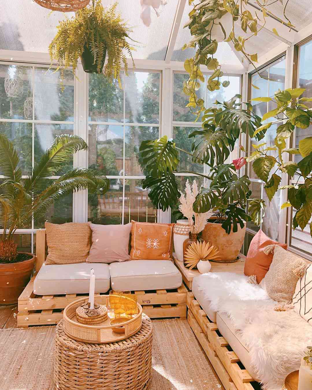 Verglastes Wohnzimmer mit Pflanzen
