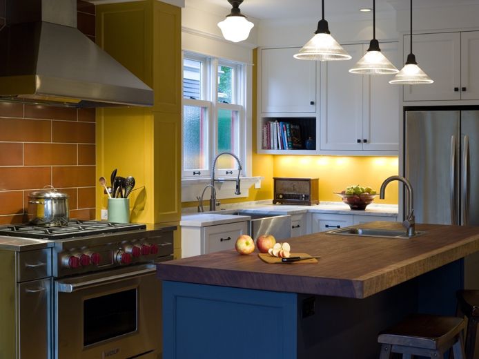 Cozinha tradicional com backsplash amarelo