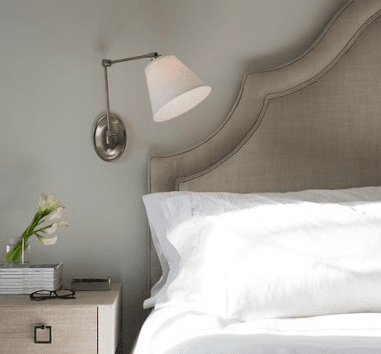 Chambre à coucher avec murs et tête de lit gris