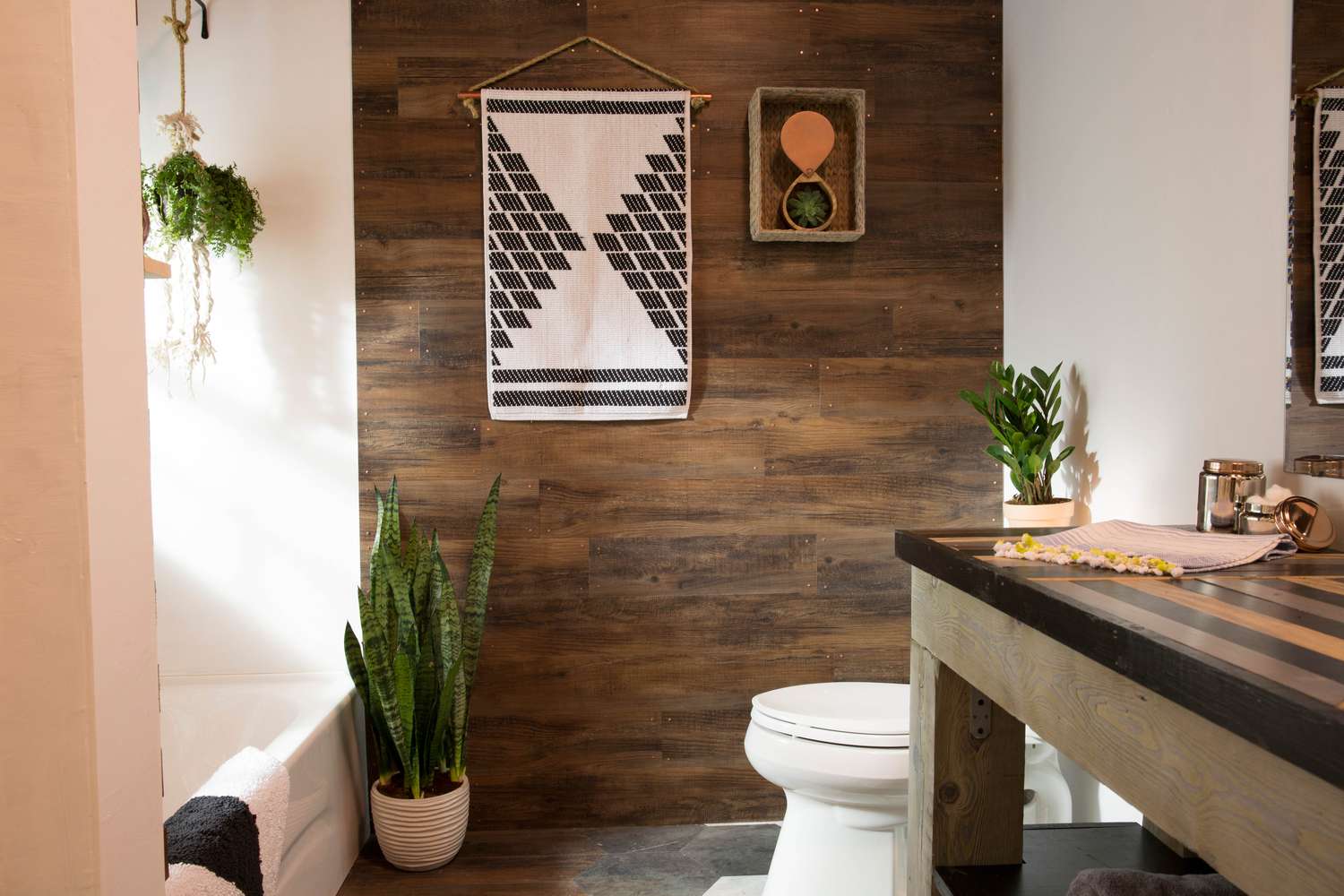 petite salle de bain avec Plank accent Wall