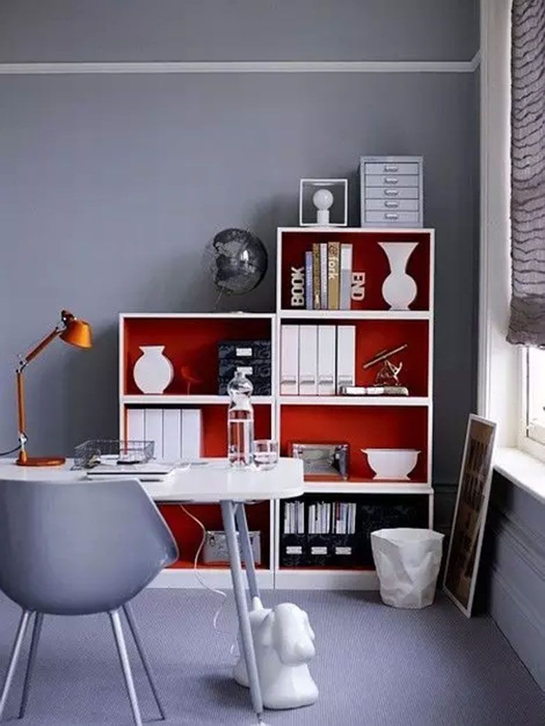 Rayonnage blanc avec espaces intérieurs peints en rouge