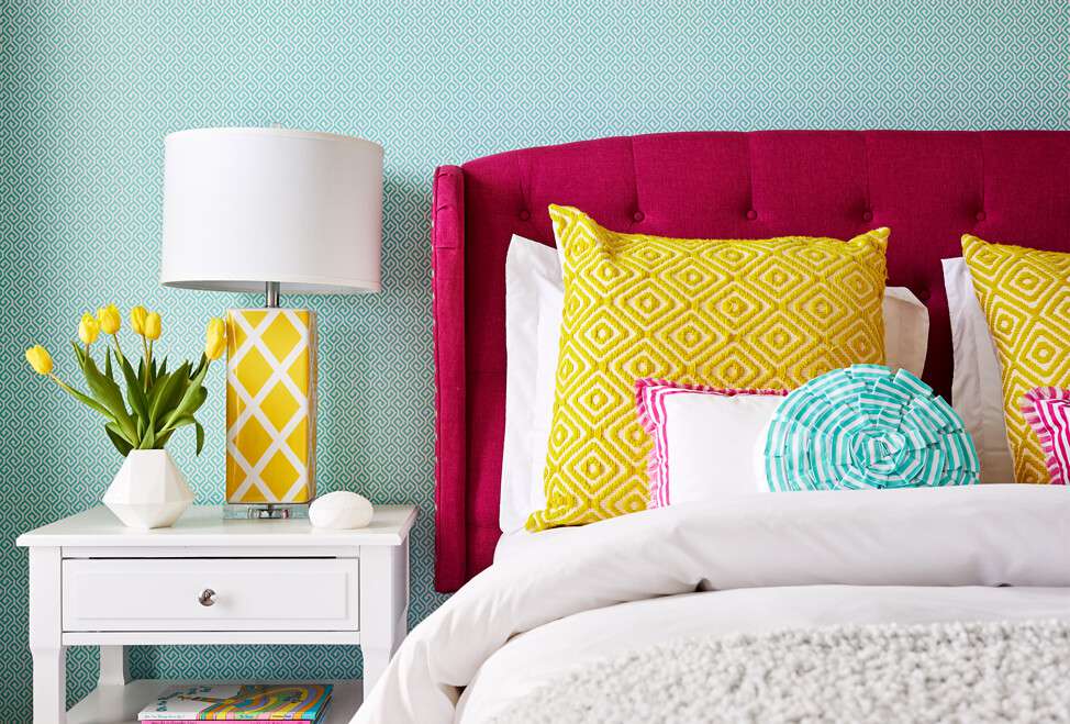 quarto com esquema de cores triádico rosa, amarelo e azul-petróleo