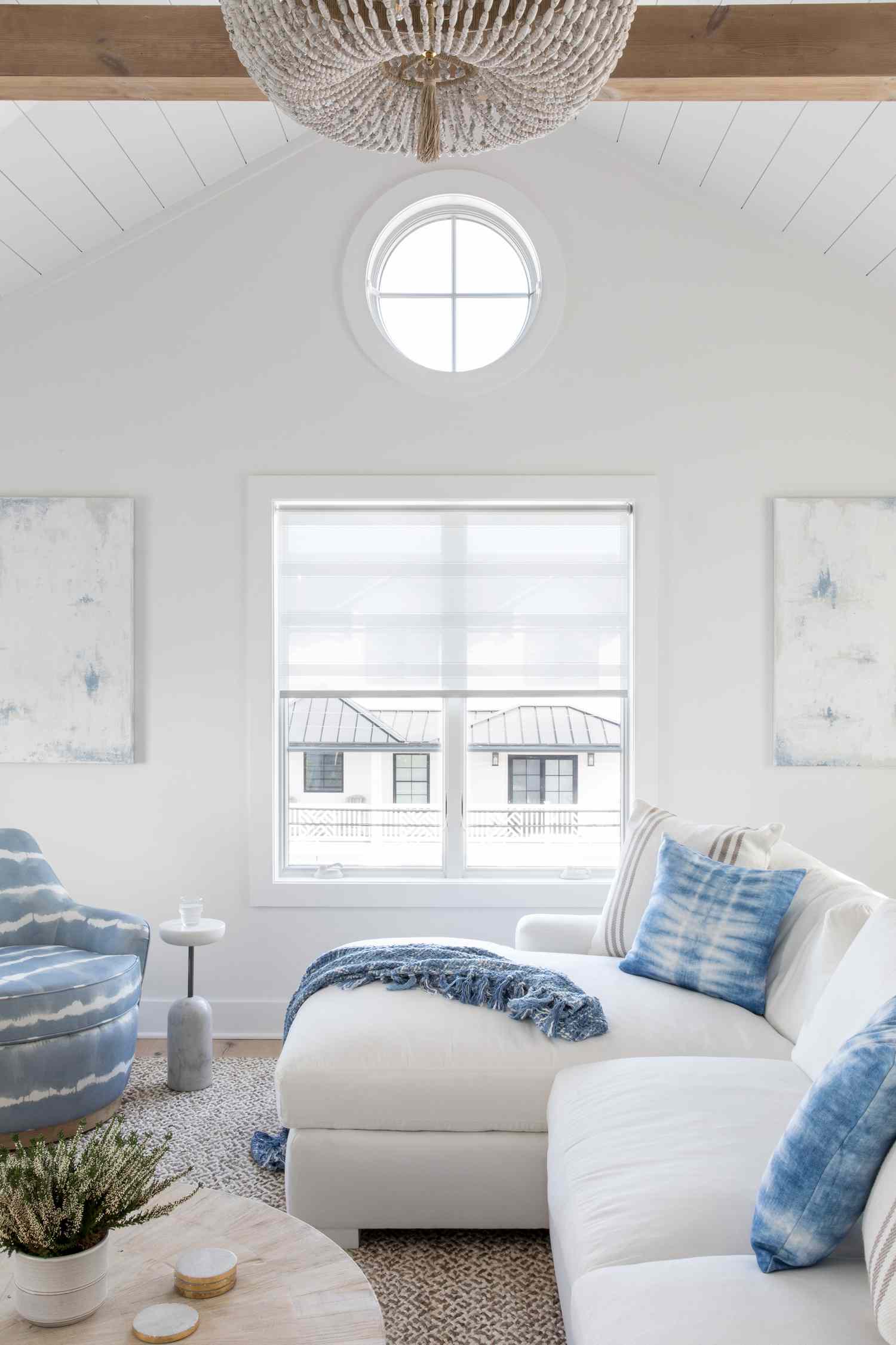 Karen B. Wolfes Wohnbereich auf Long Beach Island mit Portalfenstern und hohen Decken