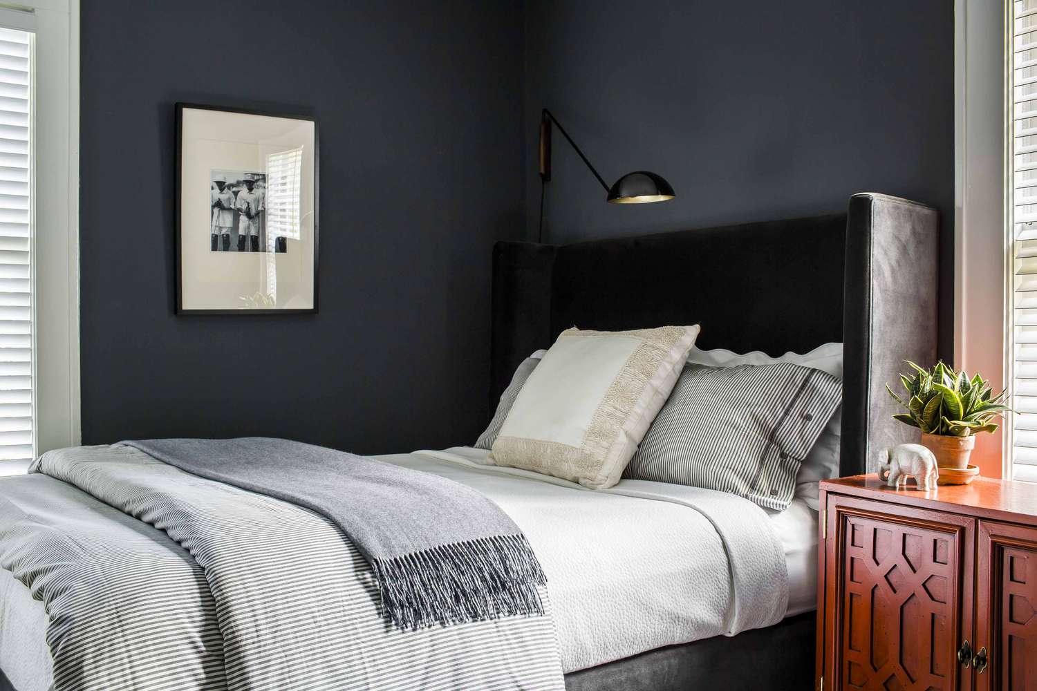 elegante dormitorio gris marengo