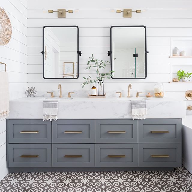 Weißes, goldenes und graues Badezimmer mit Doppelwaschbecken