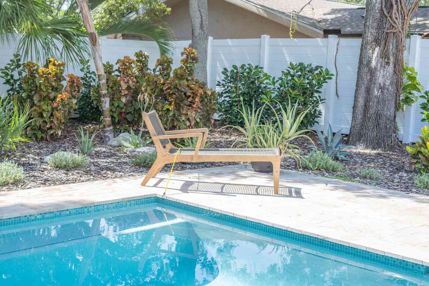 Poolmöbel an der Poolecke mit Landschaft im Hintergrund