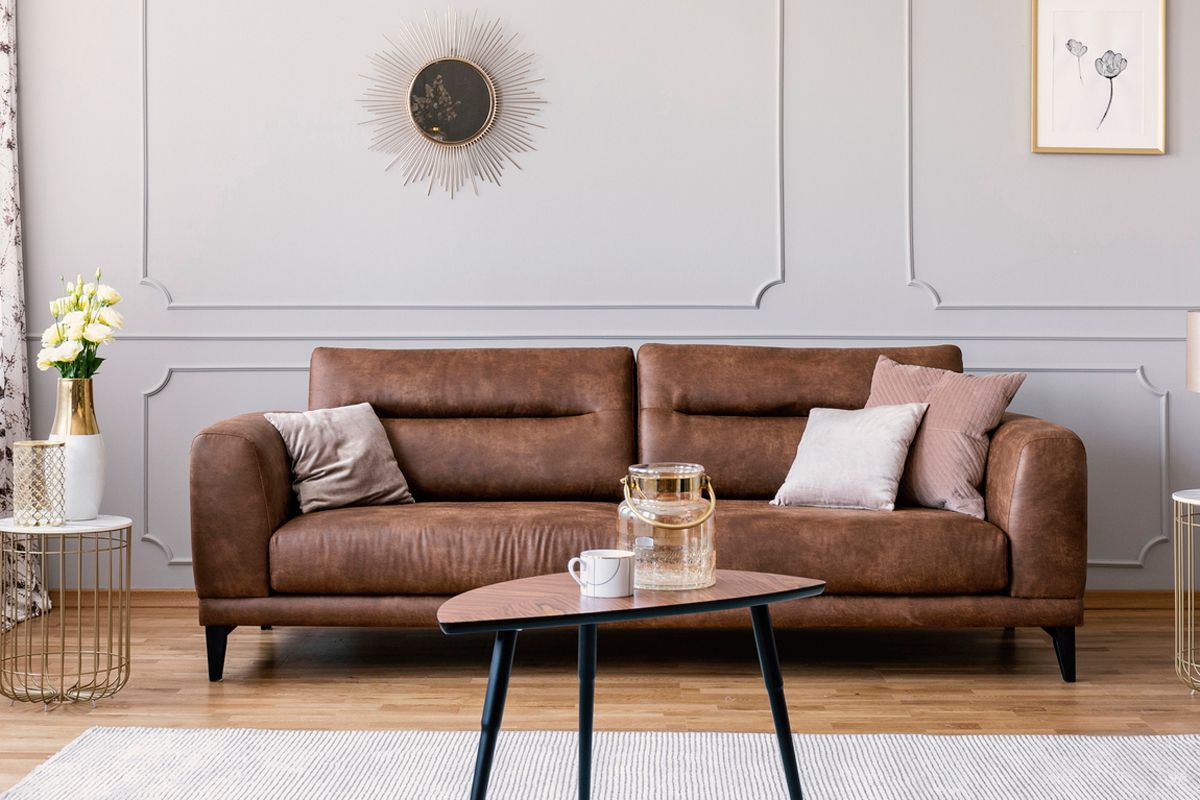 sofá marrón en un salón