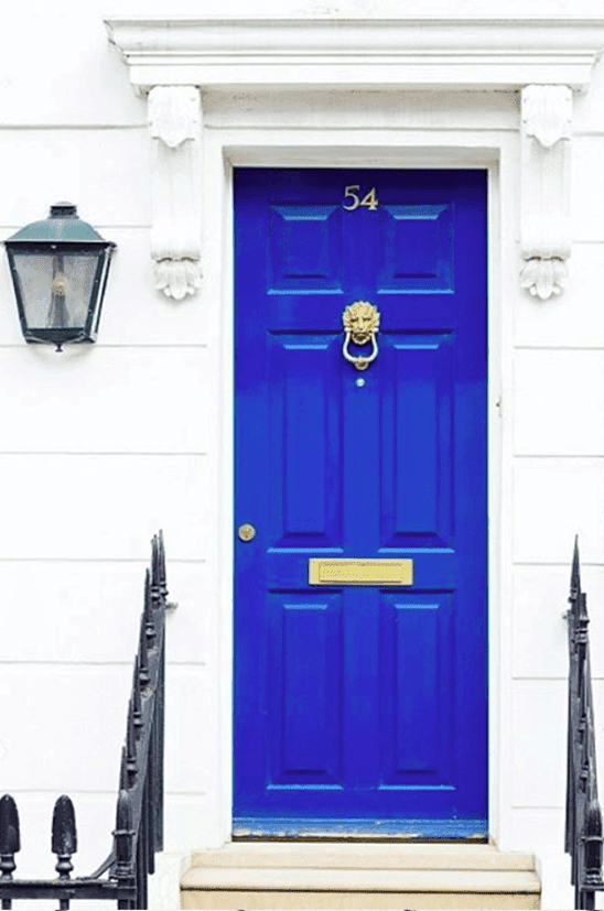Strahlend blaue Tür