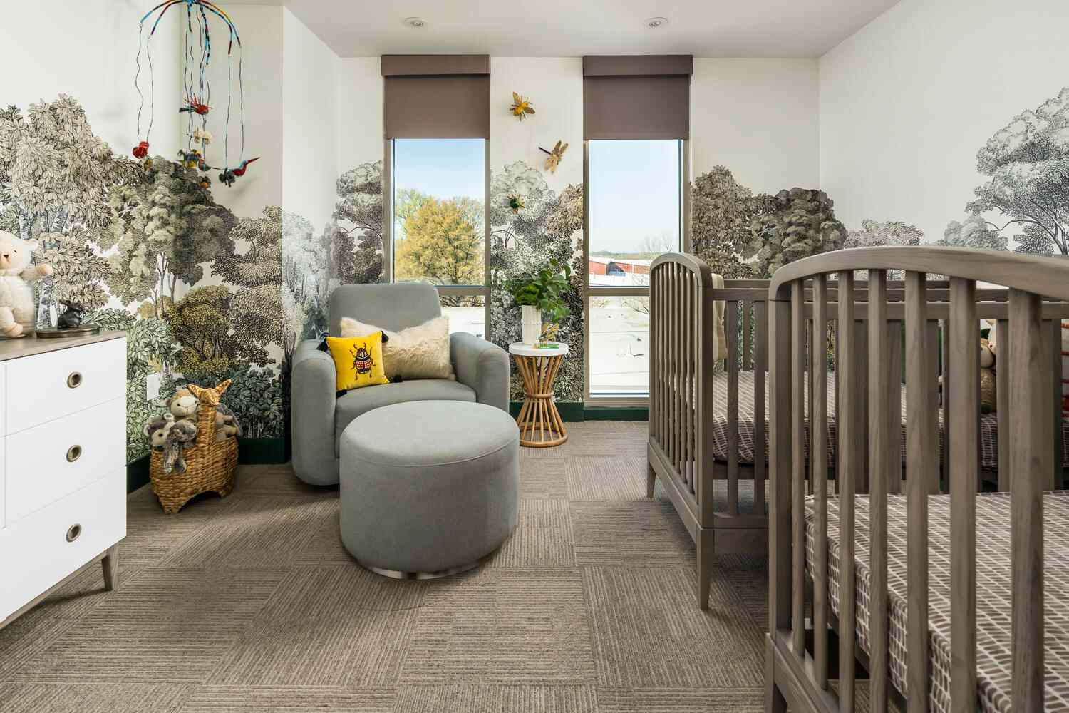 Kinderzimmer mit üppigem Baumdesign Wallpaper