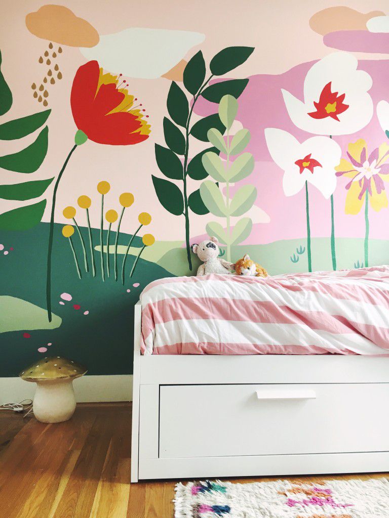 caprichoso mural floral en colorida habitación infantil