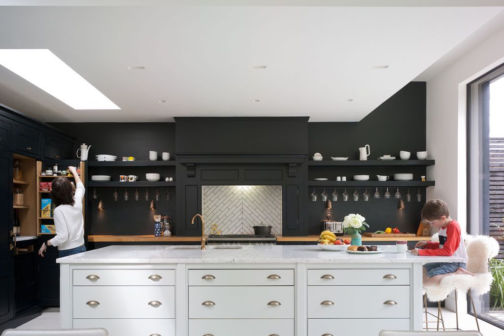 Cozinha com parede preta como breu