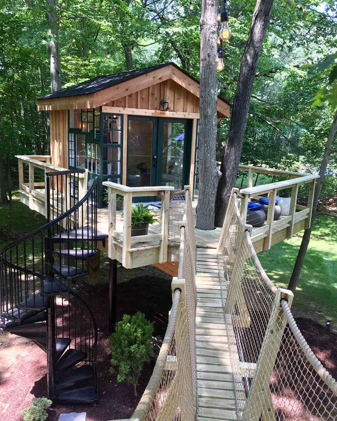 Casa na árvore com varanda e escada