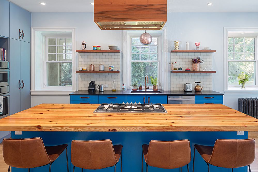Moderne blaue Küchenschränke mit offenen Regalen