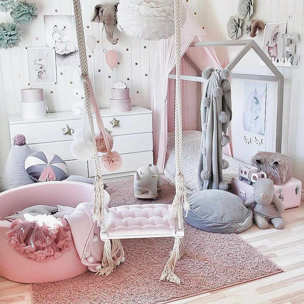 Quarto de menina rosa e branco com balanço