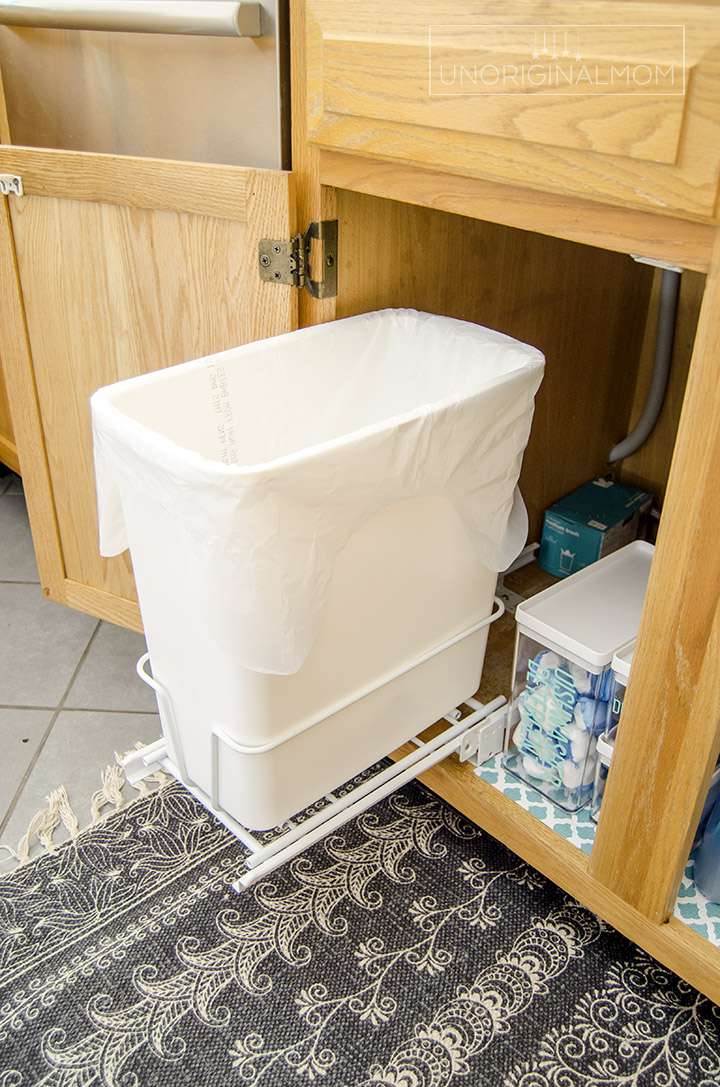 Ein weißer Mülleimer unter dem Waschbecken.