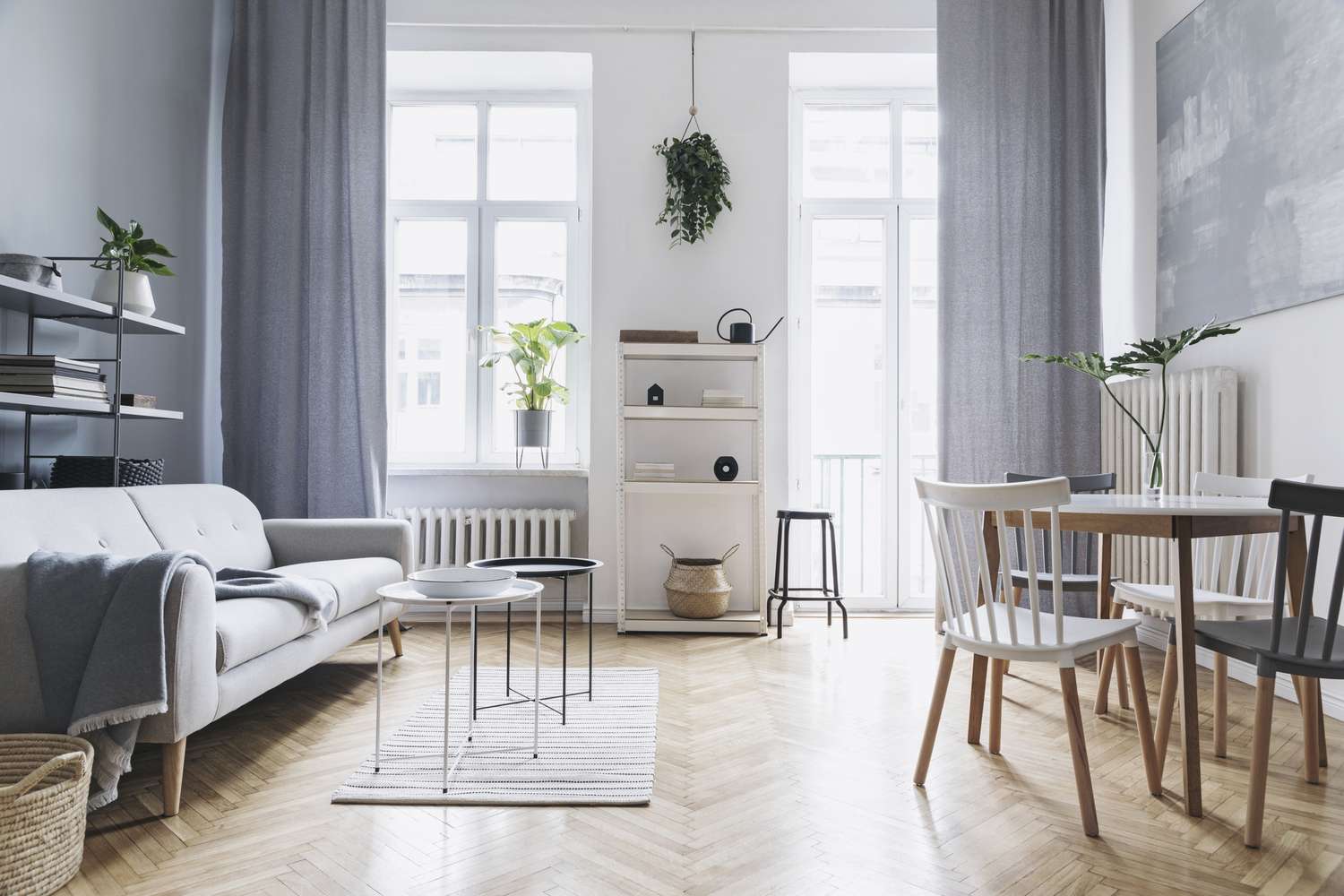 Intérieur lumineux avec canapé en velours vert