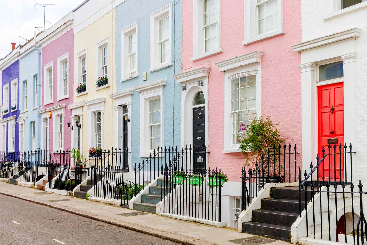 Coloridas casas adosadas en Londres, Reino Unido