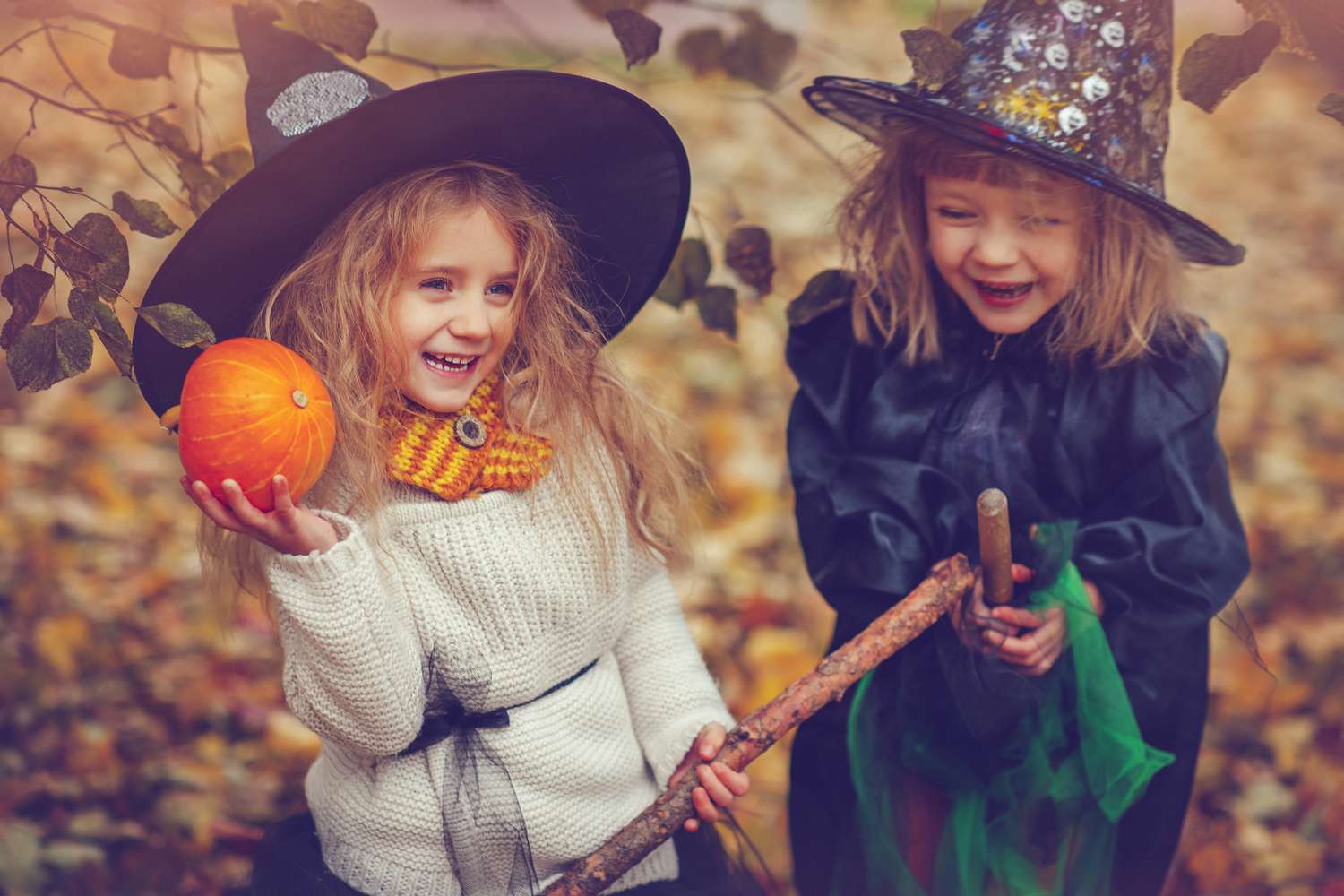 Kinder, die Halloween feiern