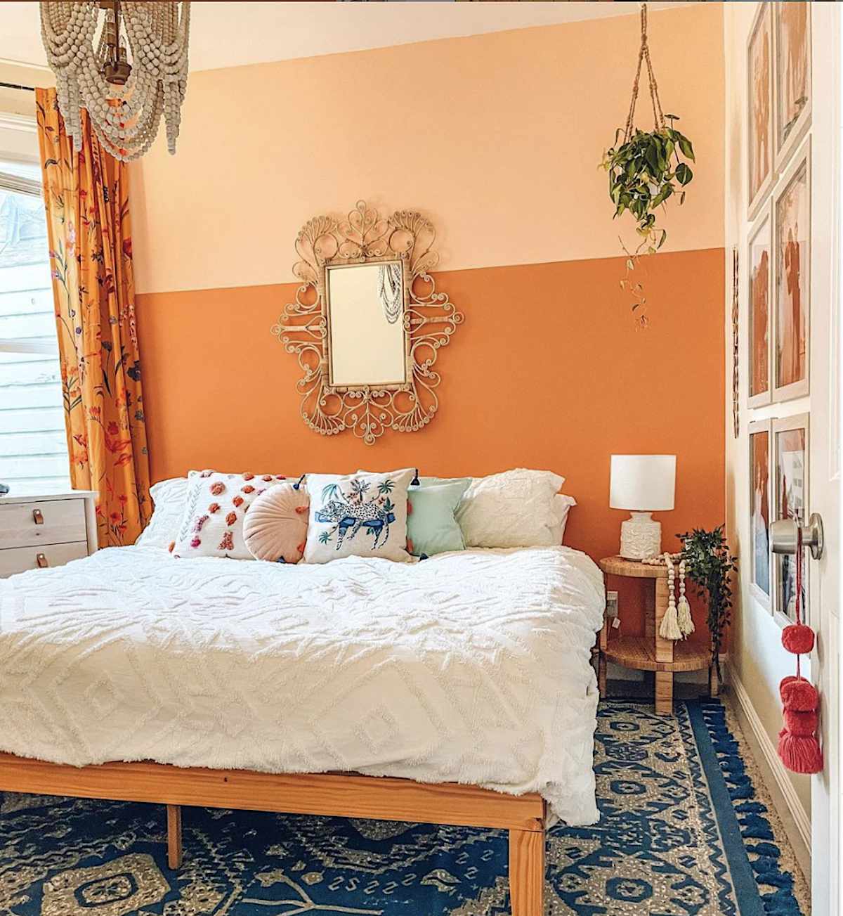 orange und blaues Schlafzimmer im Boho-Stil
