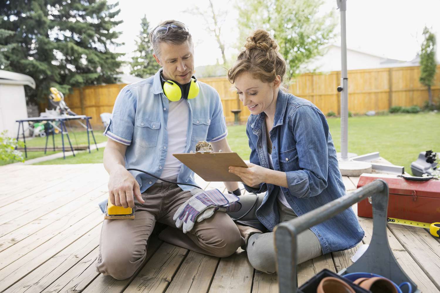 Image d'un couple travaillant à la construction d'une terrasse.