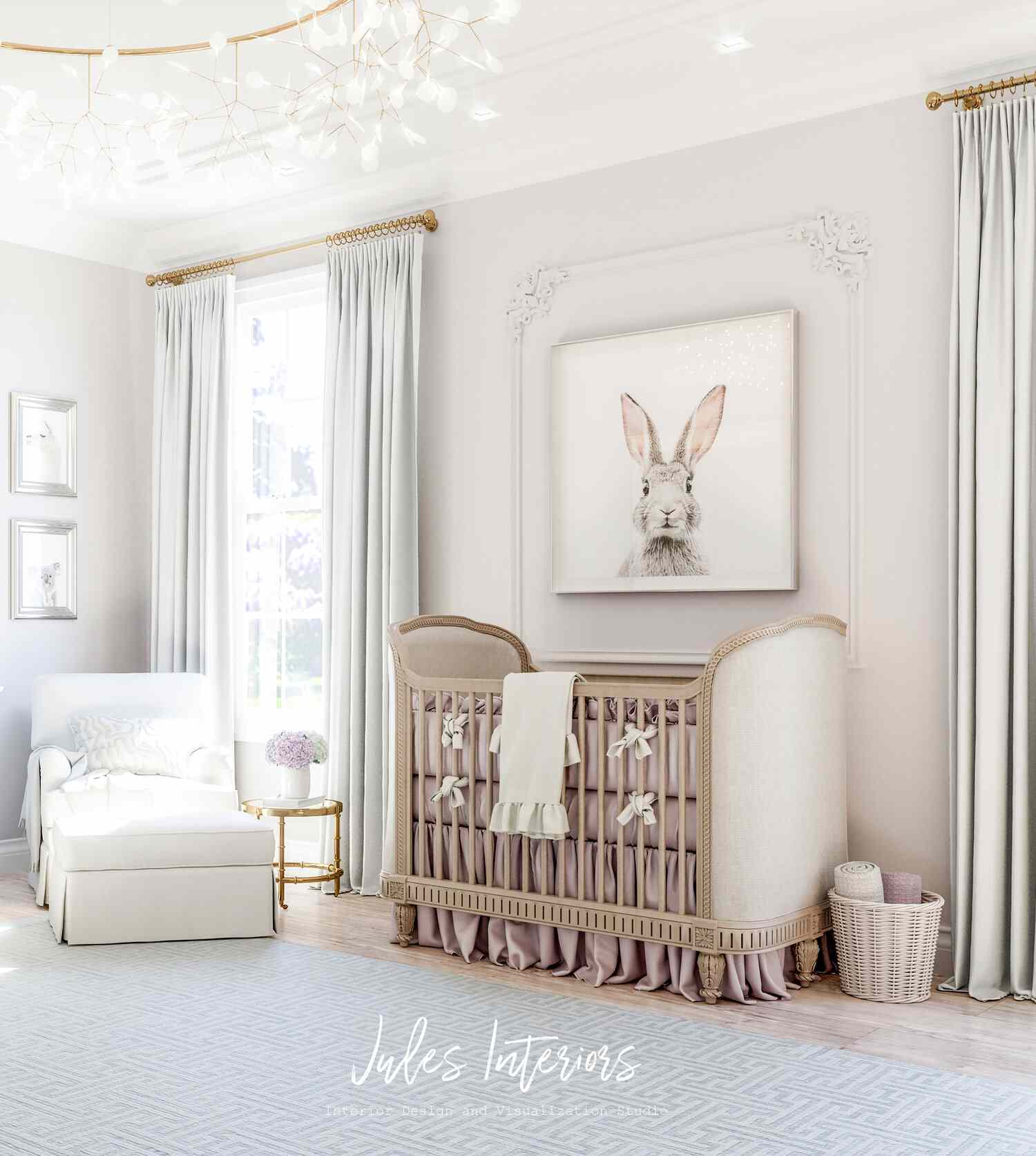 quarto de bebê branco com arte de coelhinho pendurada sobre o berço