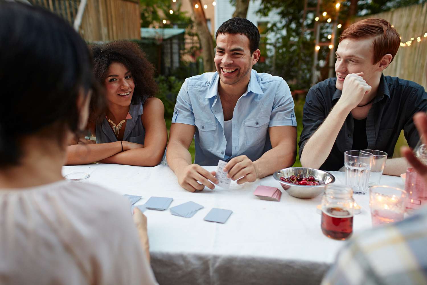 Amigos jogando cartas em uma festa no jardim