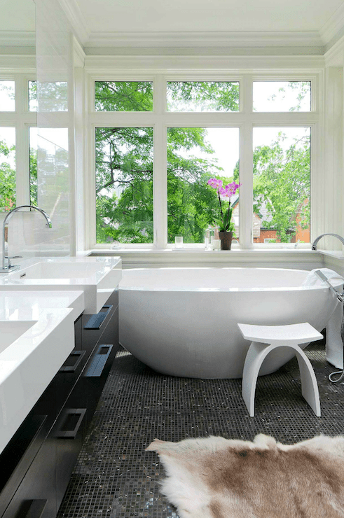 banheiro moderno com piso de azulejo preto