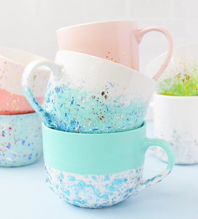 Ein Stapel bunter Tassen mit aufgetragener Farbe und Textur