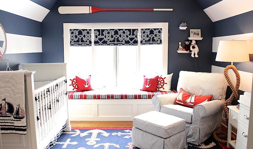 Chambre d'enfant nautique rouge, blanc et bleu avec murs et plafond rayés.