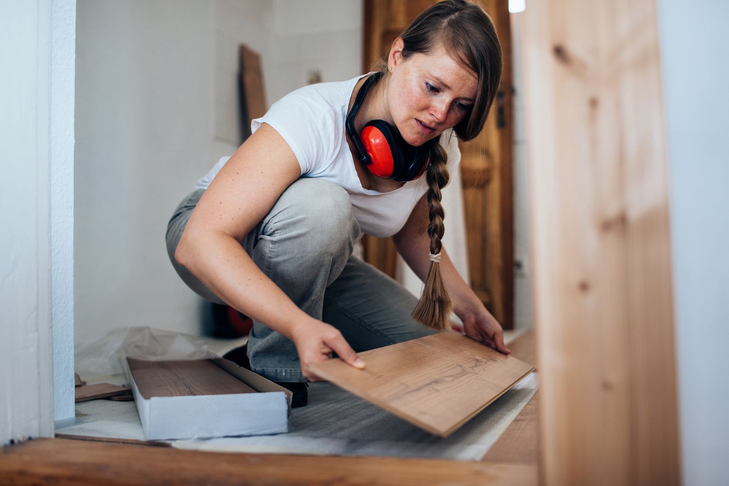 Mulher instalando piso laminado