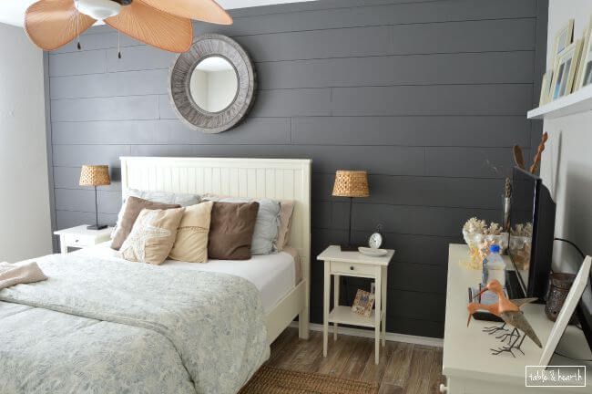 dormitorio con pared de shiplap gris