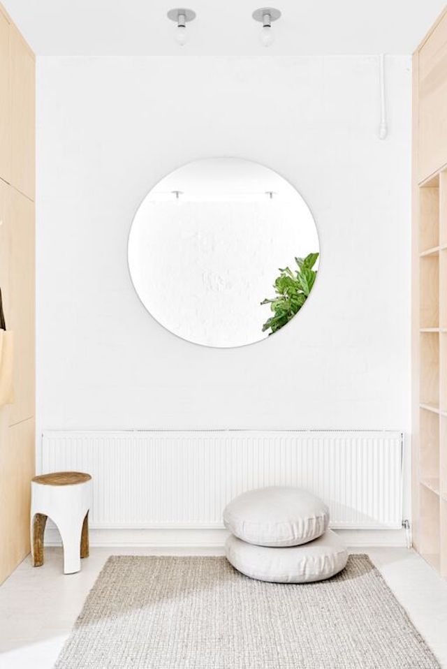Decoração minimalista com espelho