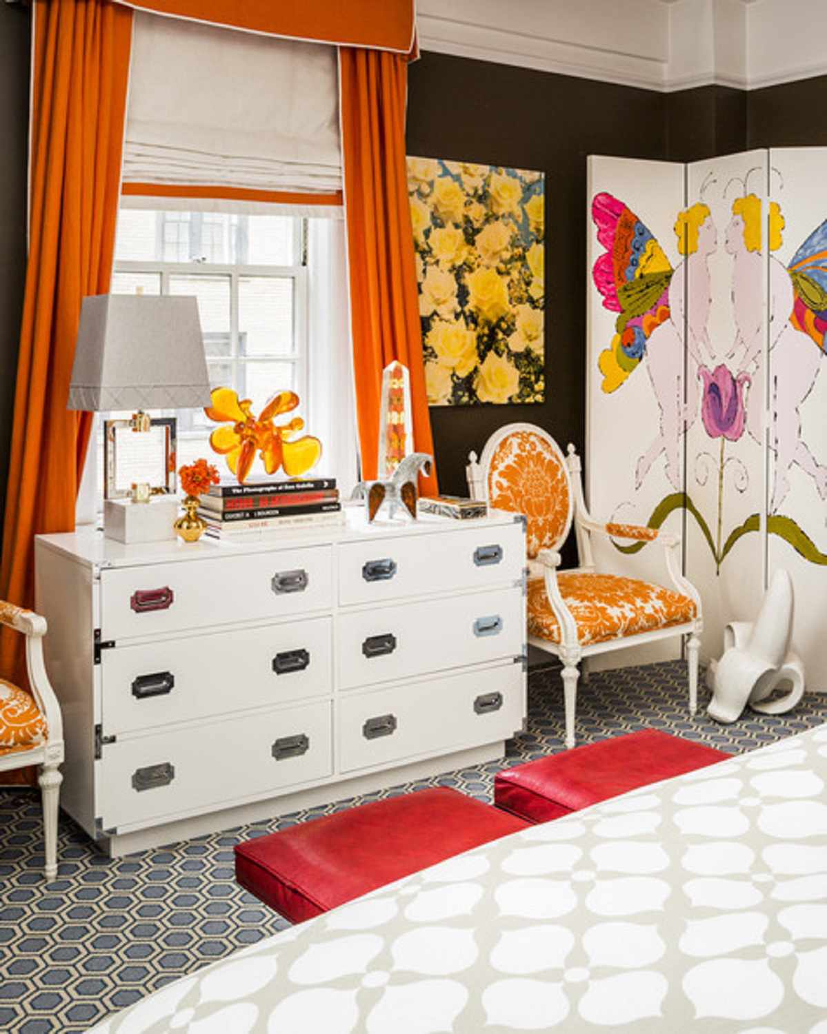 Schlafzimmer mit hellen Farben und einem Mix aus Mustern