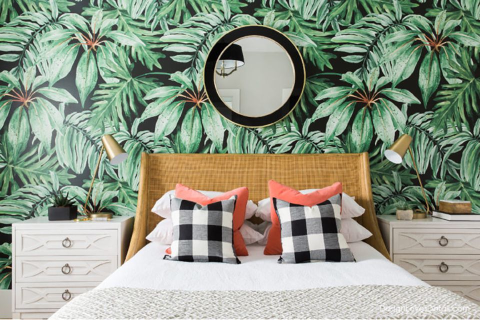 Chambre avec papier peint tropical