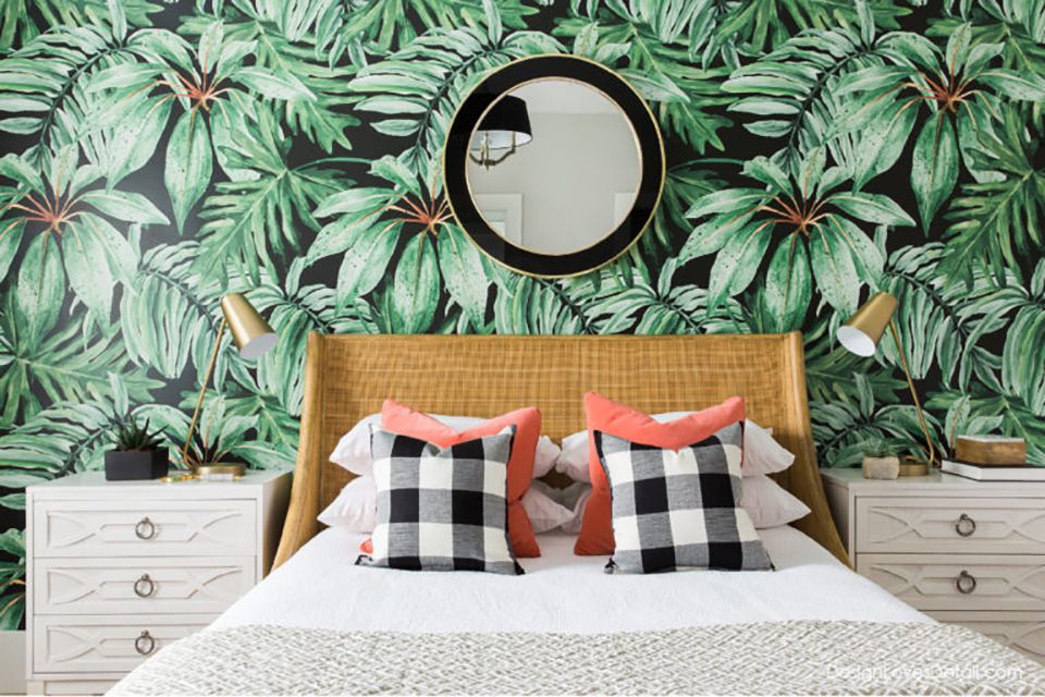 Quarto com papel de parede tropical