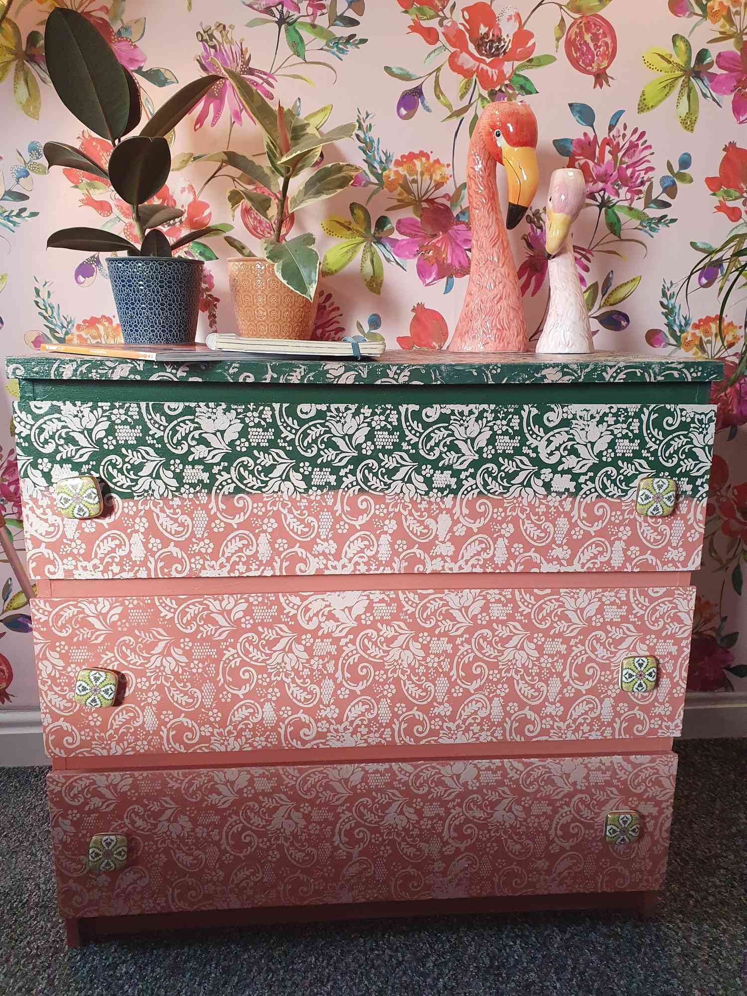 Cómoda Malm de IKEA pintada de rosa y verde con estampado paisley blanco