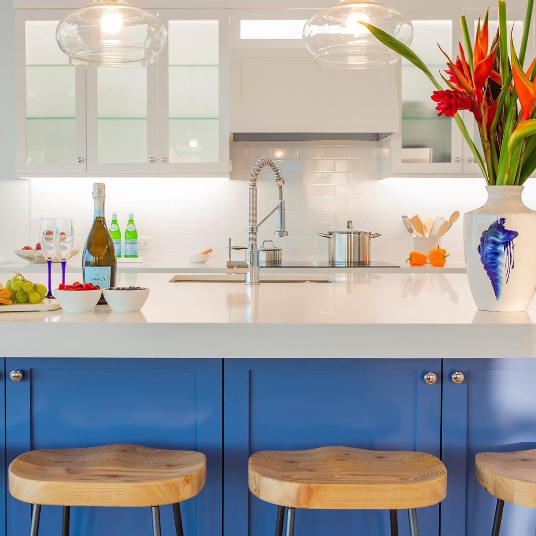 Blaue Küche mit Hockern