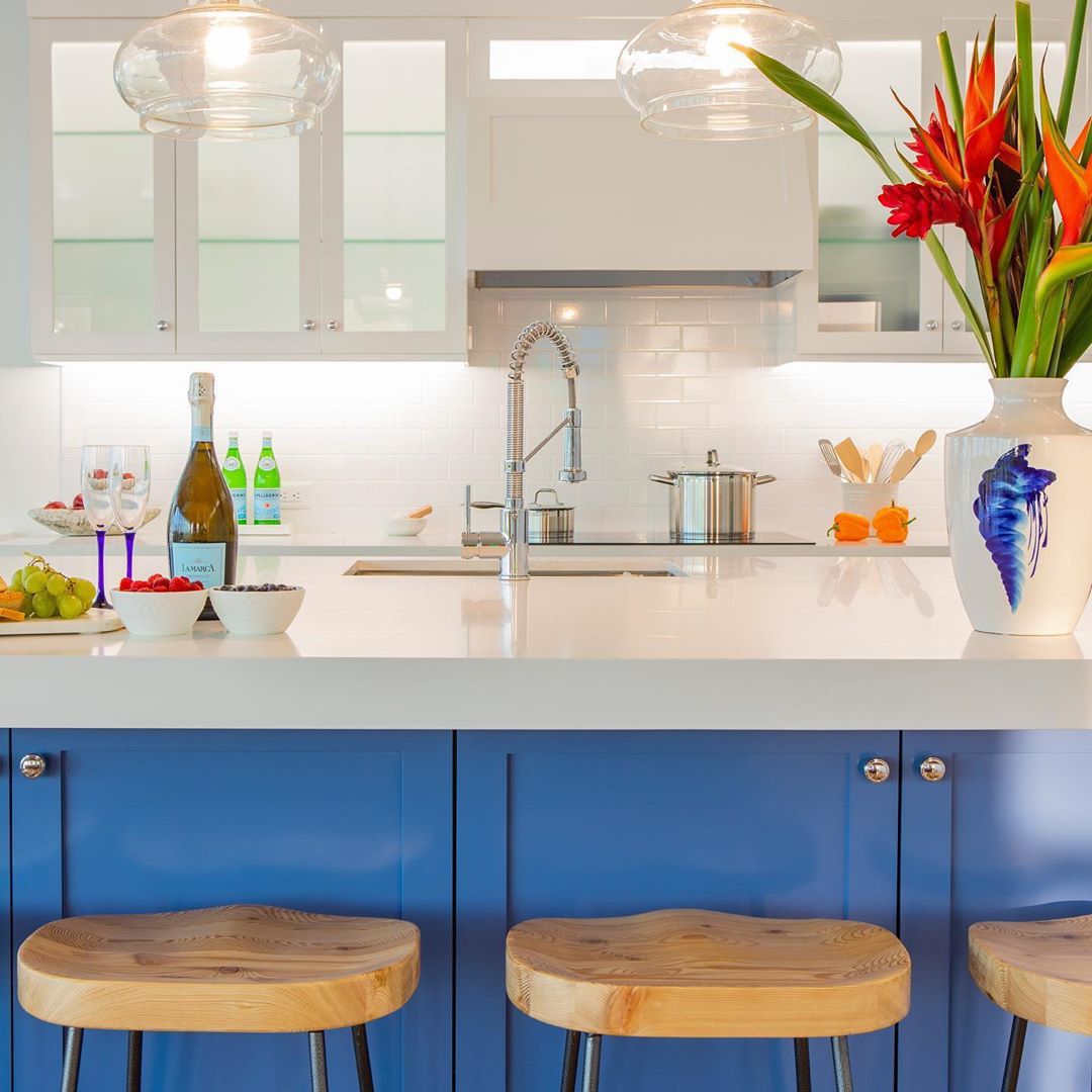 Cocina azul con taburetes