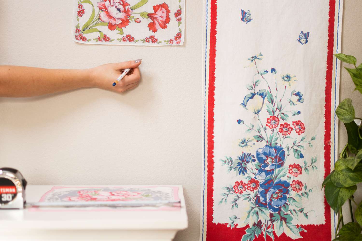 Höhe für Wandbehang mit Bleistift an der Wand markiert