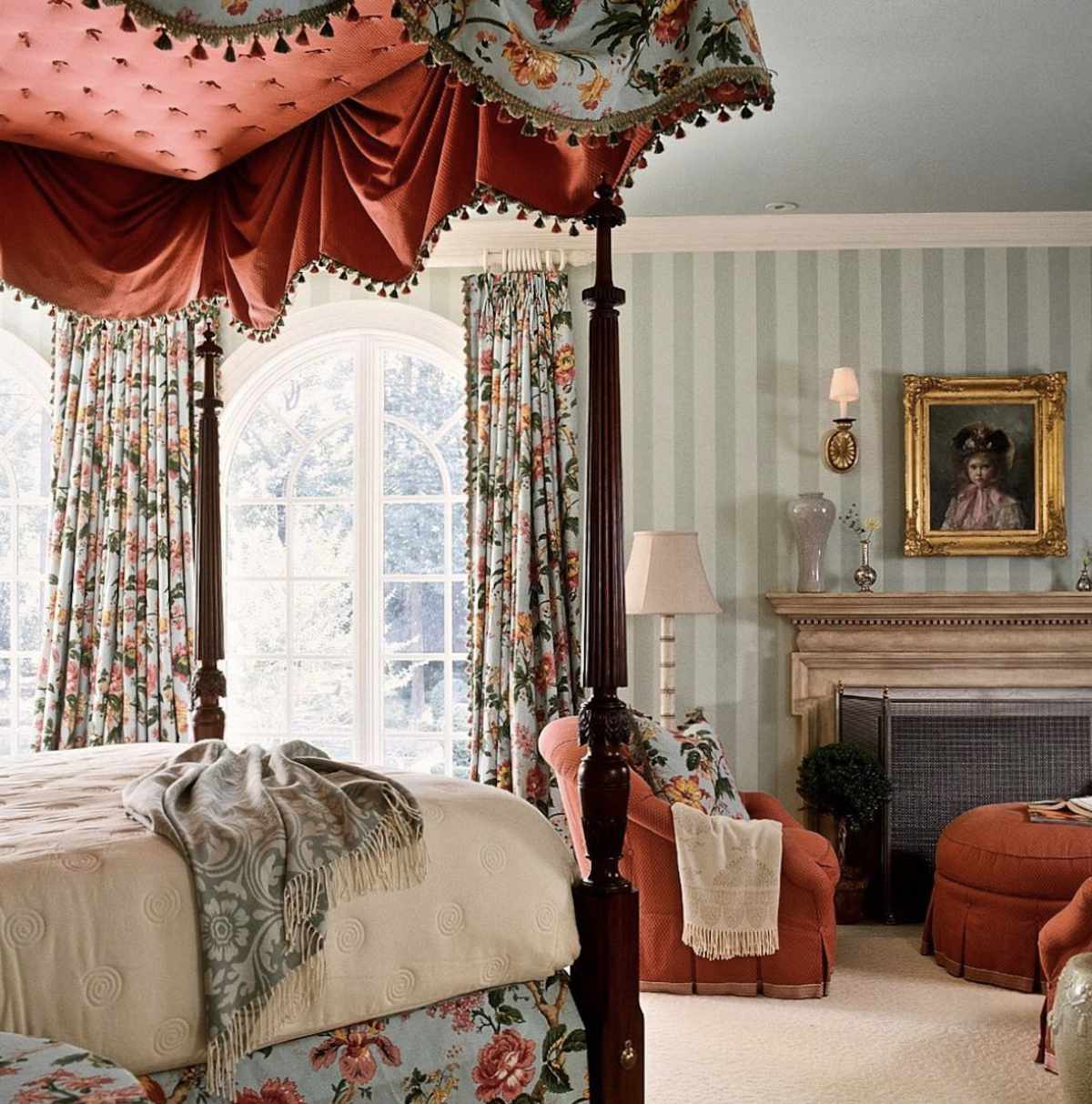 quarto colonial tradicional, padrão floral vermelho e azul, lareira no quarto
