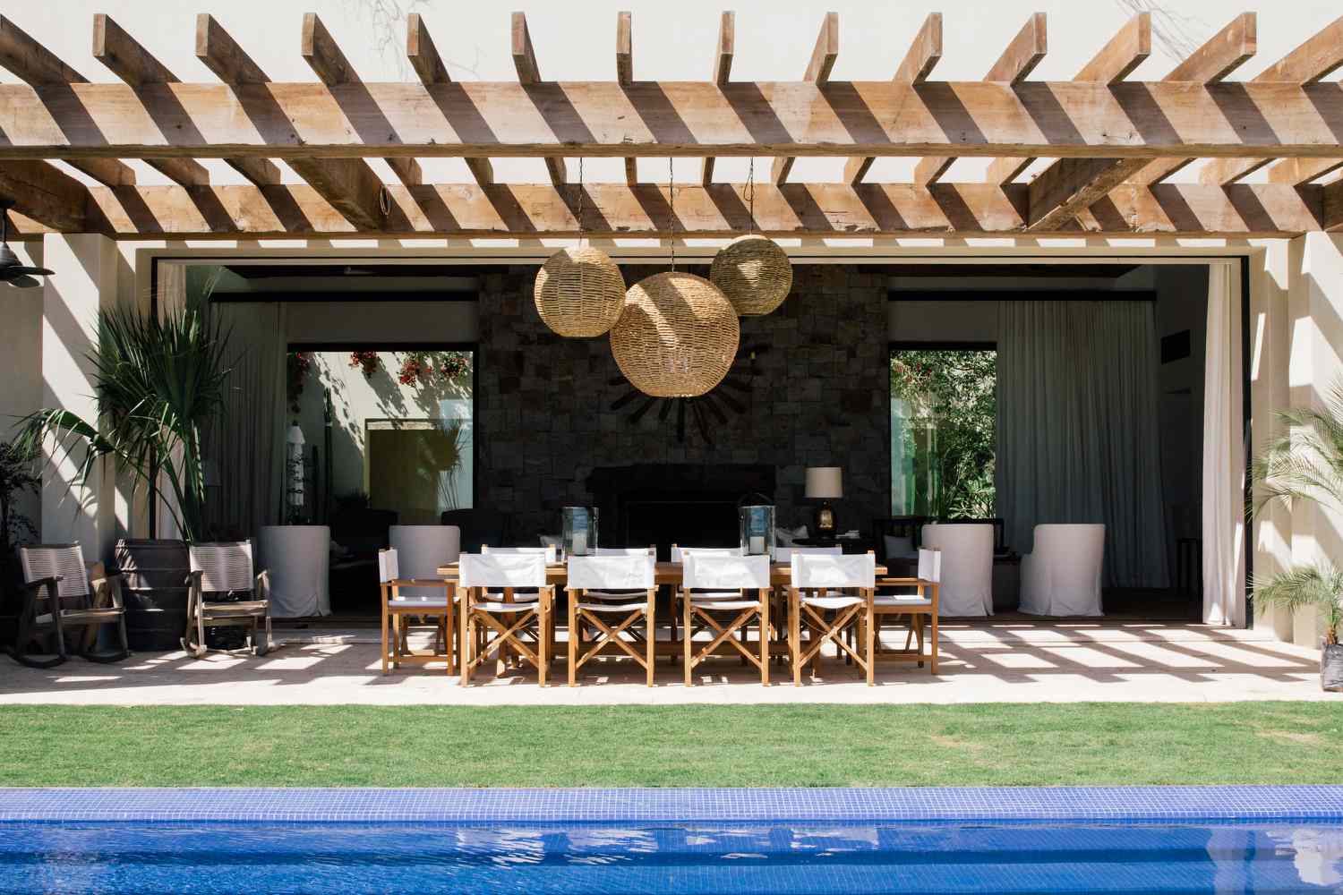 El diseñador de interiores Chris Barrett, afincado en Los Ángeles, diseñó este espacio al aire libre, que cuenta con múltiples zonas para diferentes propósitos