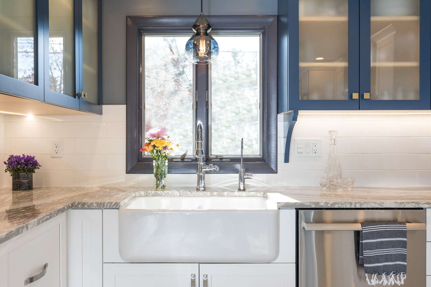 Comptoir en granit gris dans une cuisine bleue et blanche