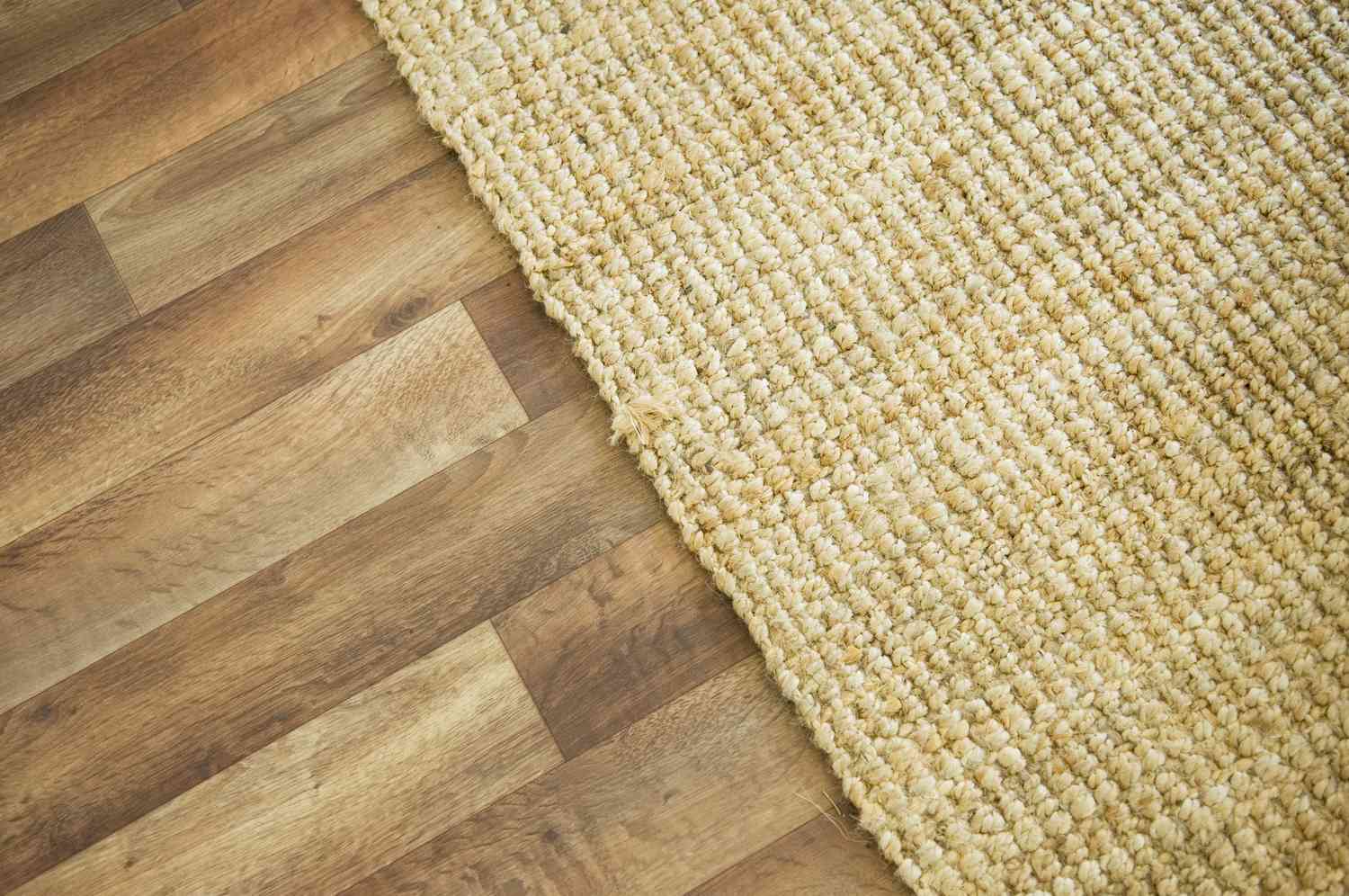 Holzboden und Teppich