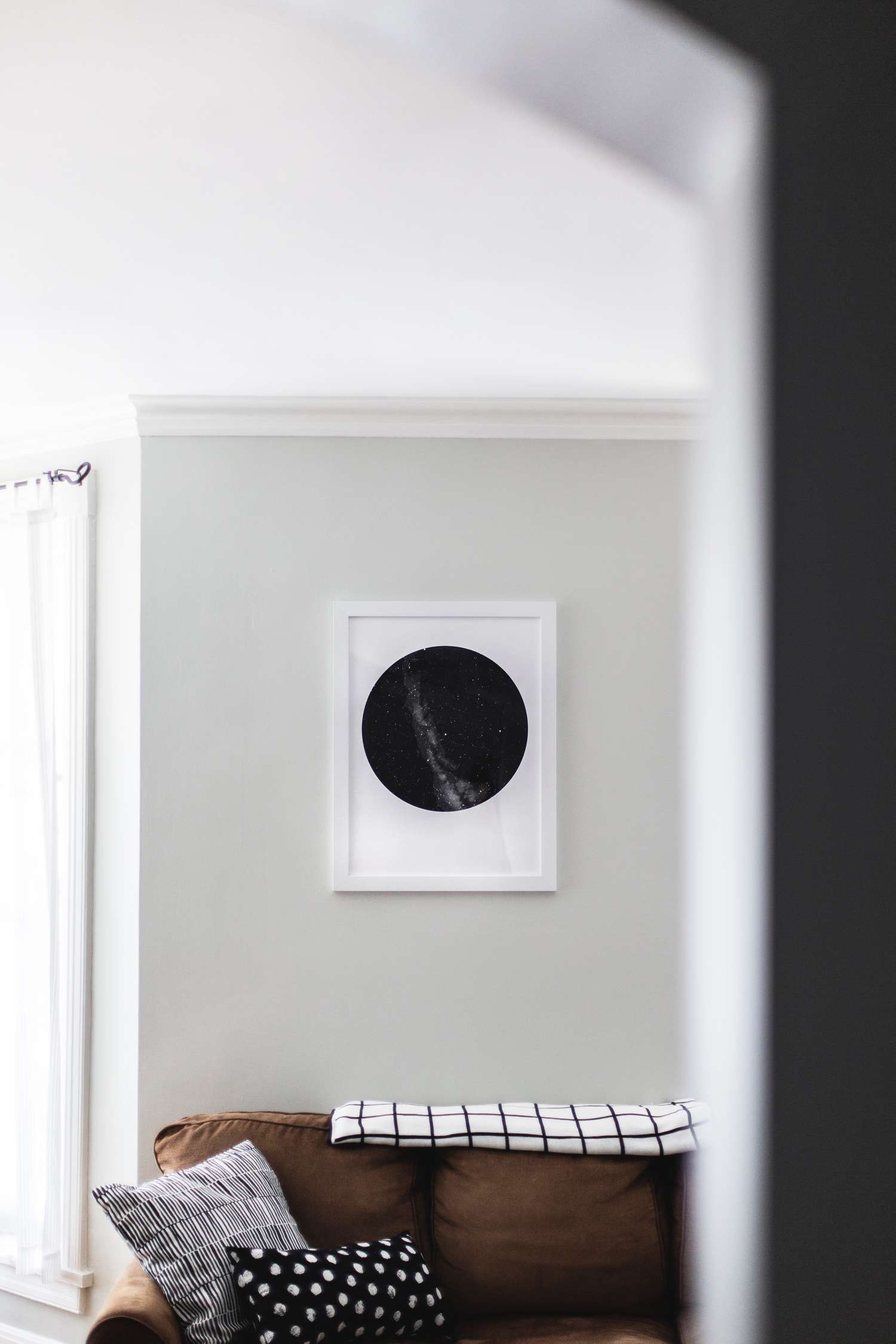 Wohnzimmer mit Kunstwerk schwarz auf weiß